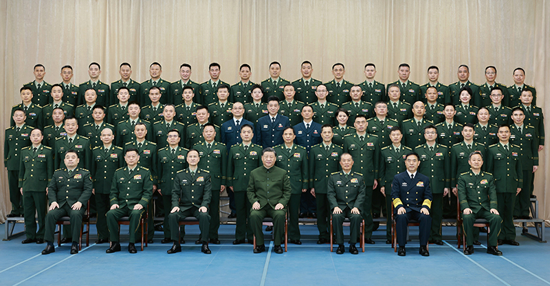 11月29日，中共中央总书记、国度主席、中央军委主席习近平到武警海警总队东海海区指挥部视察。这是习近平亲切接见东海海区指挥部有关同道，同各人合影留想。