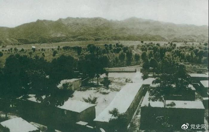 1948年5月，中共中央和人民解放军总部由陕北迁到河北平山县西柏坡。图为中央辅导人办公处所俯瞰。
